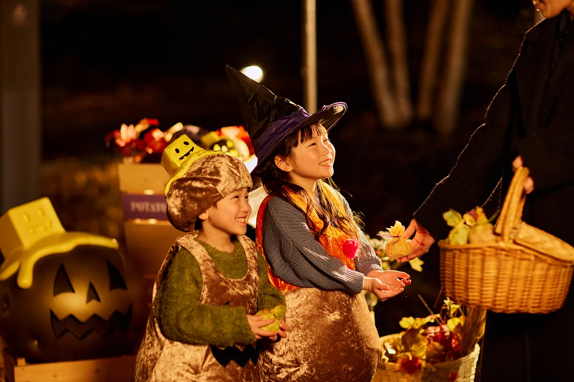 對工作人員說 Trick or treat!（不給糖就搗蛋！）