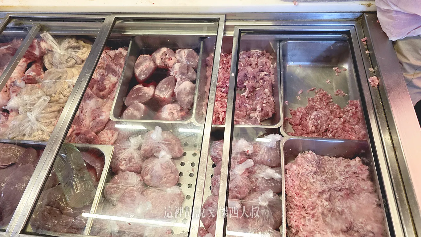 傑西在豬肉攤買的肥肉跟瘦肉(最右邊那兩格)各一斤 傑西在豬肉攤買的肥肉跟瘦肉(最右邊那兩格)各一斤