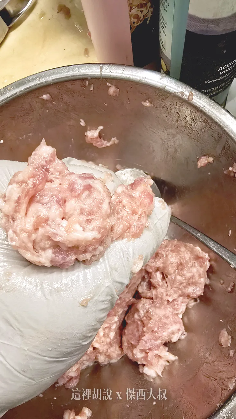 用虎口擠出肉餡,記得要再手上甩一下,塑形一下,等等炸的時候比較不容易散開 用虎口擠出肉餡,記得要再手上甩一下,塑形一下,等等炸的時候比較不容易散開
