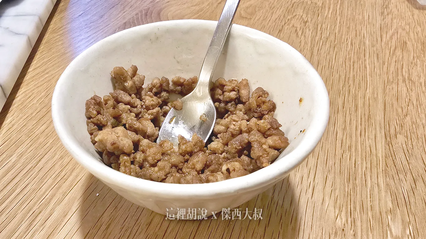 重口味肉碎,提早放一部份在湯中熬煮風味更好! 重口味肉碎,提早放一部份在湯中熬煮風味更好!