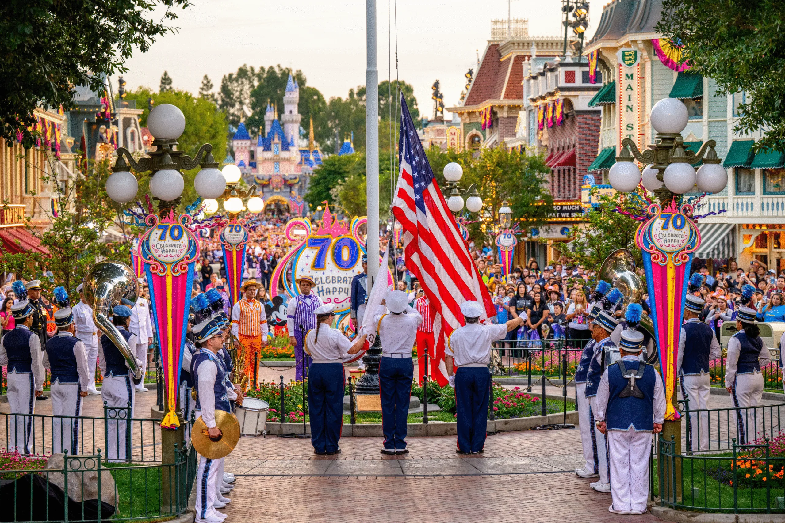 迪士尼樂園度假區 (Disneyland Resort) 70週年演職人員退伍軍人升旗儀式