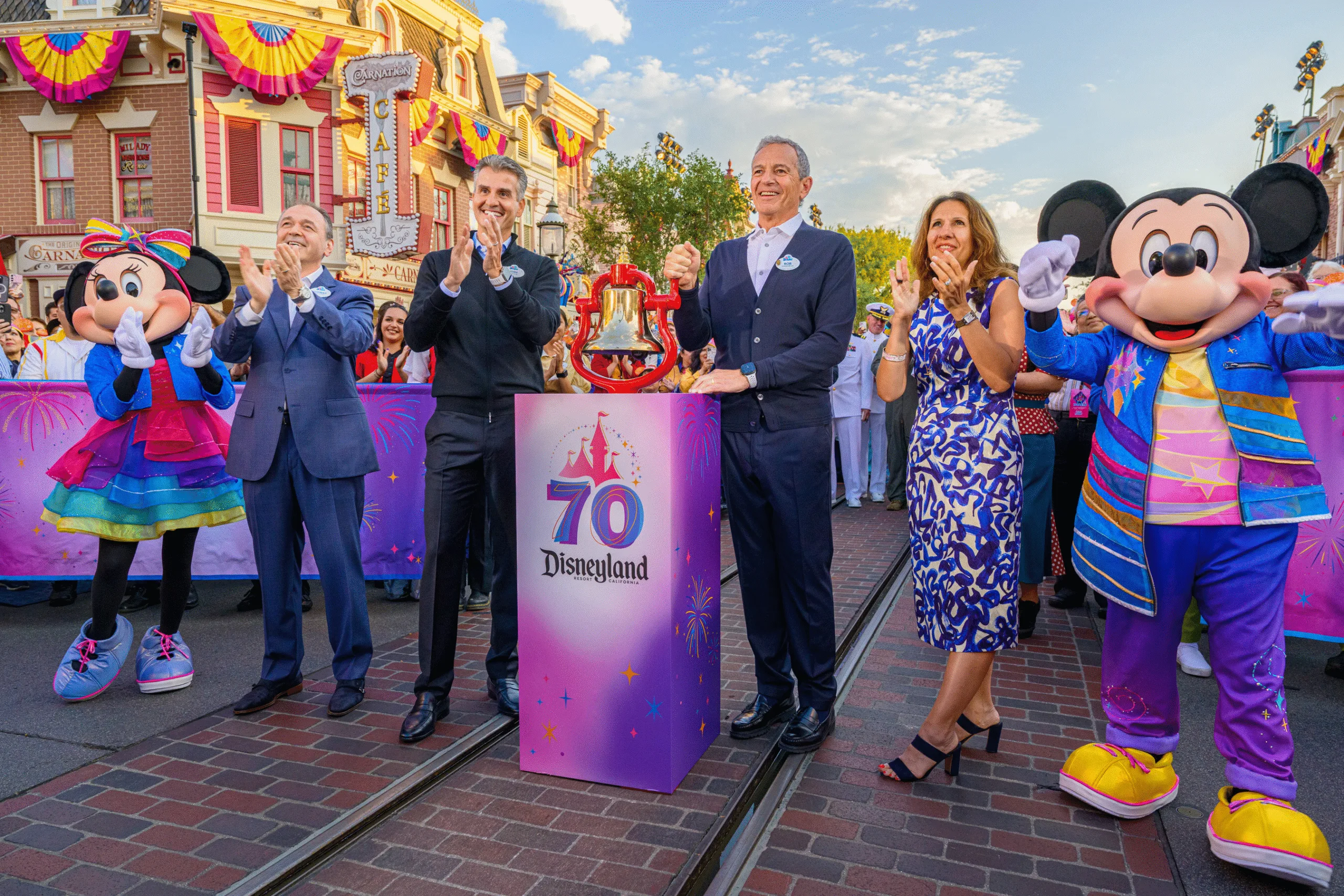 Bob Iger (鮑勃·艾格) 為紐約證券交易所敲響開盤鐘