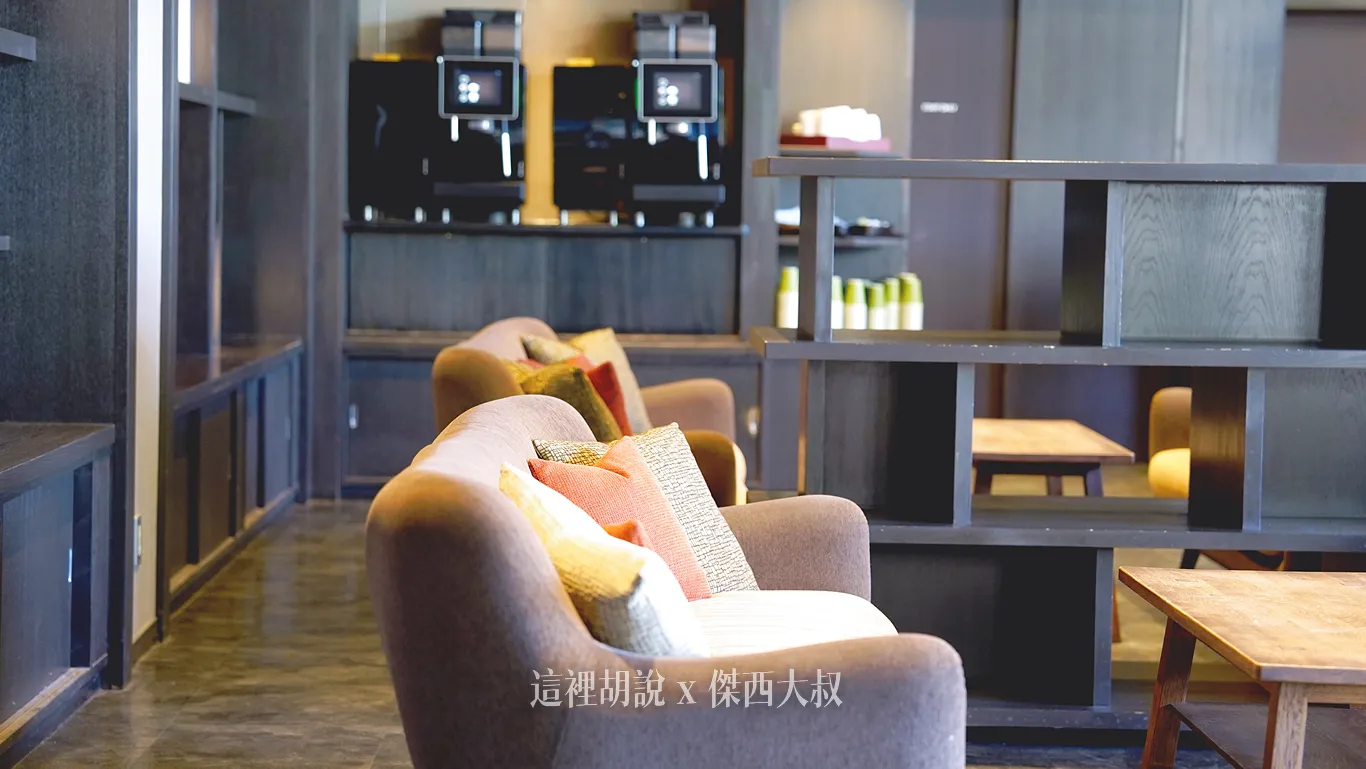 大廳區域有免費的咖啡隨時來此休憩（提供到晚上十一點）