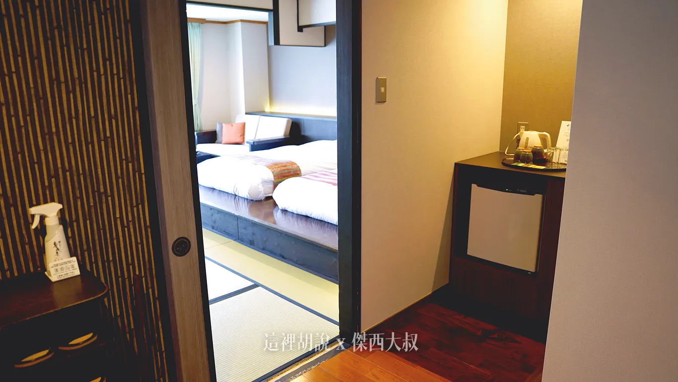 進入室內的落塵區，一旁則是浴室跟洗手間