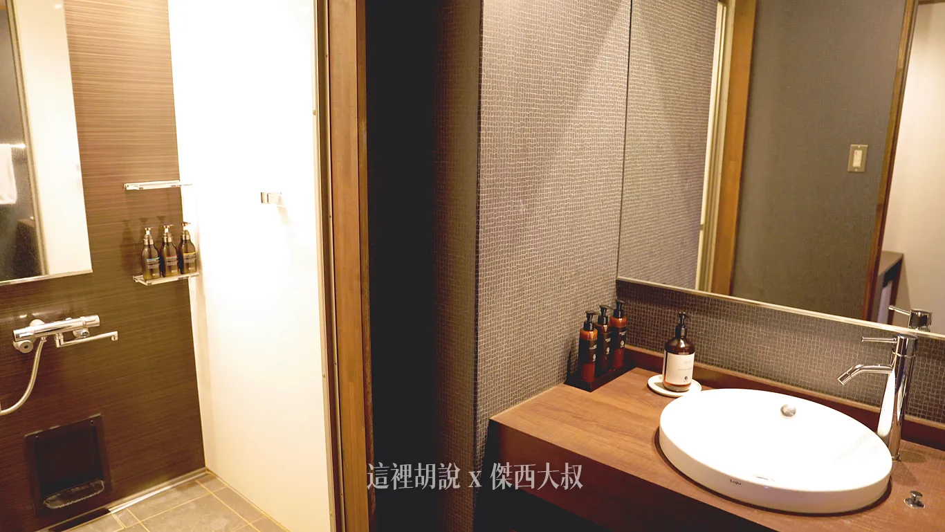 因為飯店酉大浴場，所以客房內只有淋浴間
