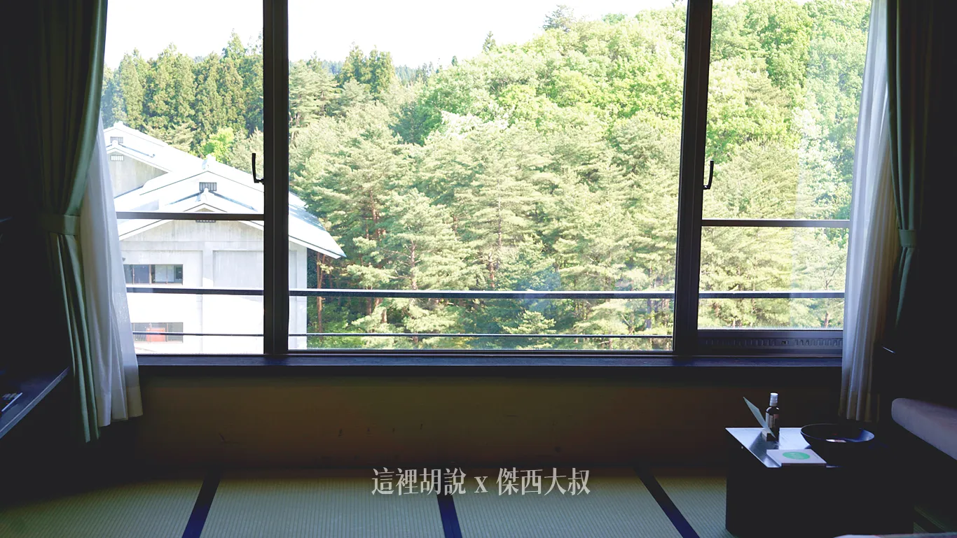 客房的窗戶往外看就是一片山林，因為西館比較高一些，四面有不同的景觀