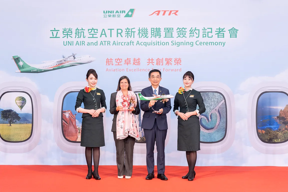 立榮航空林志忠董事長與ATR執行長Nathalie Tarnaud Laude互贈彼此琉璃藝術品及ATR72-600飛機模型，共同推動國內航線升級的願景。