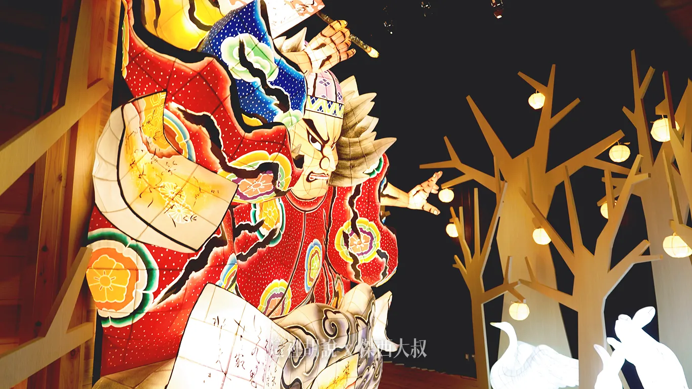 睡魔燈籠師『竹浪比呂央』所製作「紀朝雄」右側一旁則是由手塚茂樹製作，著棲息在大雪青森的天鵝及兔子等動物的白睡魔燈籠