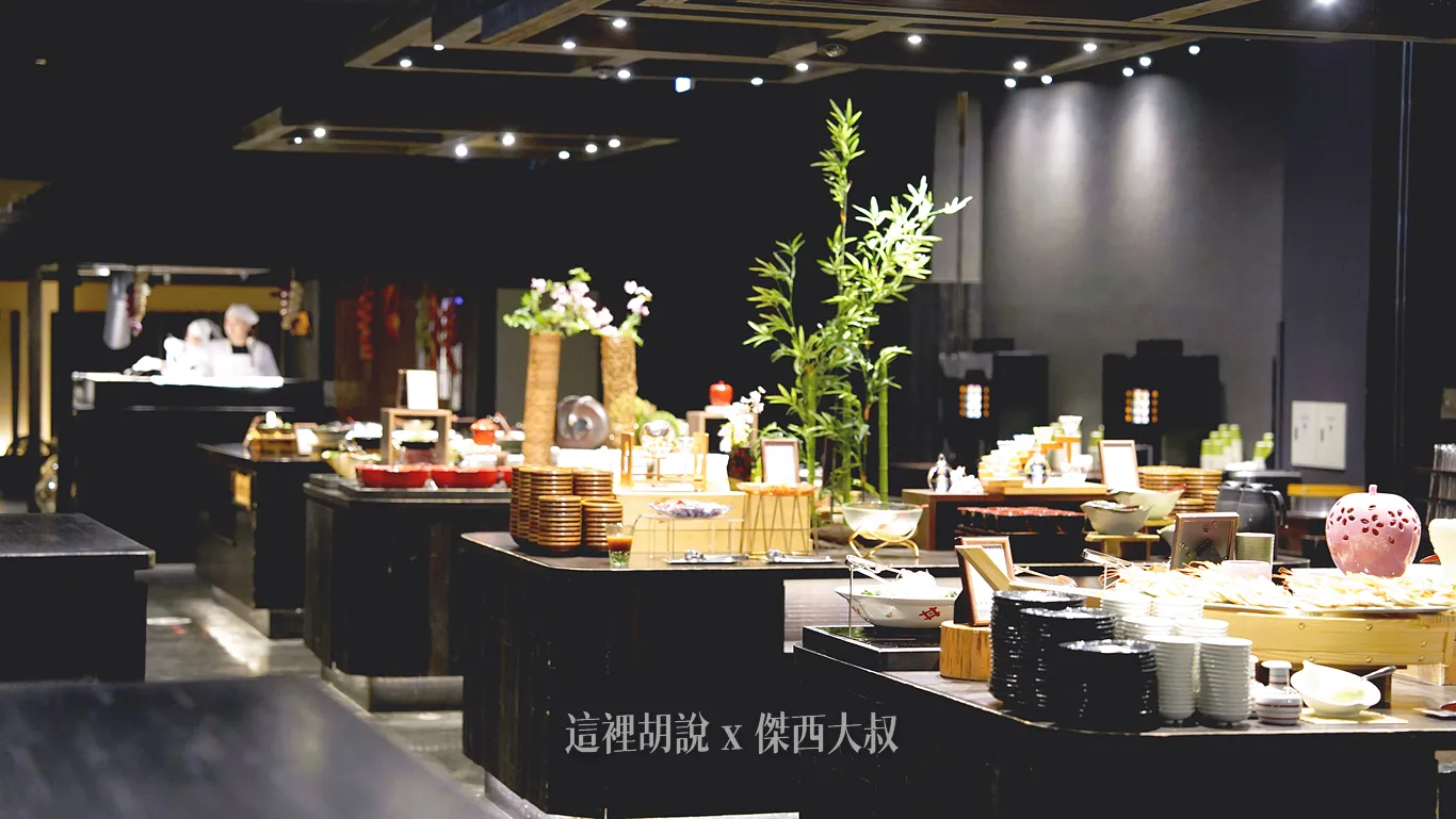 這一區有四個取餐台，還有另外一個區內容差不多都是一樣