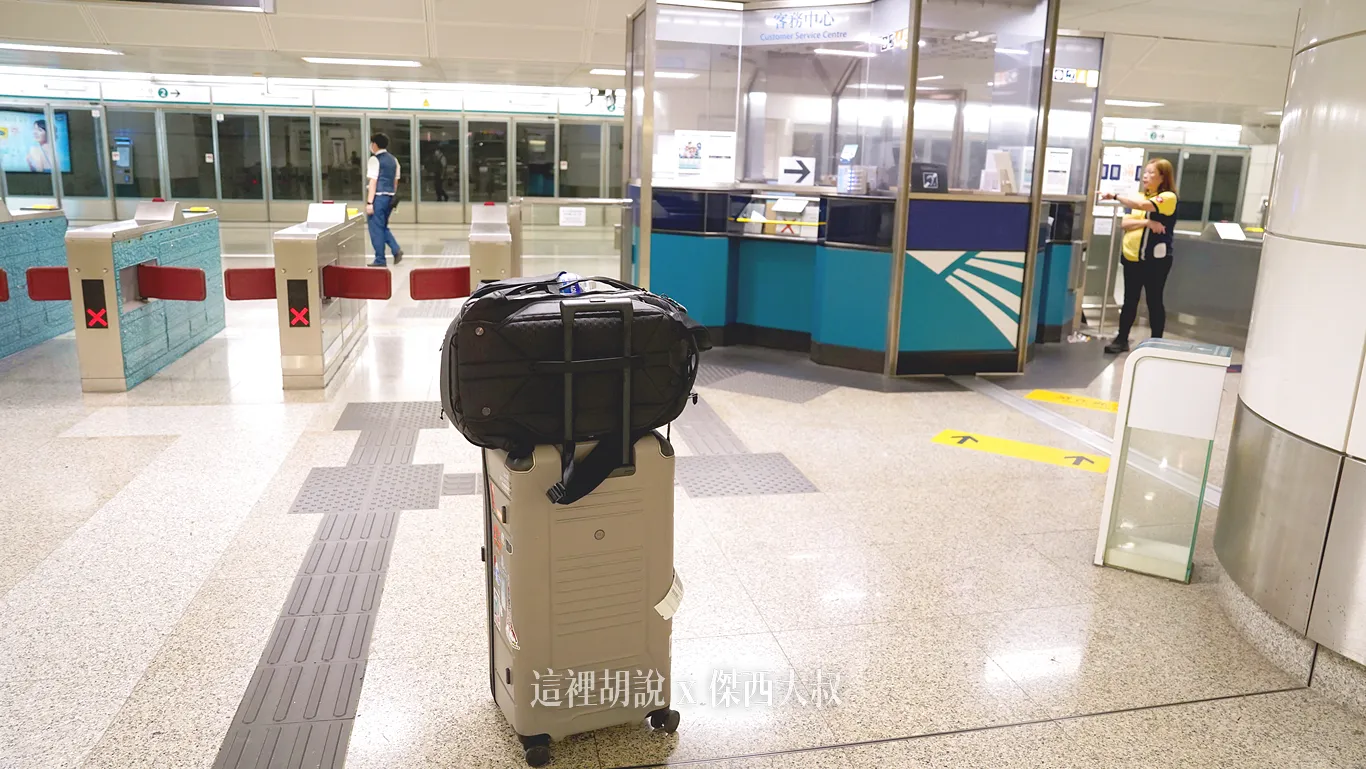 一下車離開閘口旁邊的機場快線的櫃臺，就是寄物櫃臺