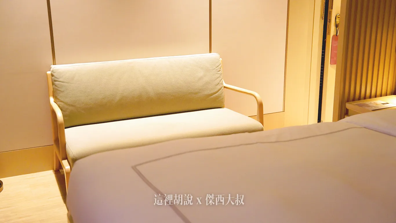 門口的一旁有一個小沙發