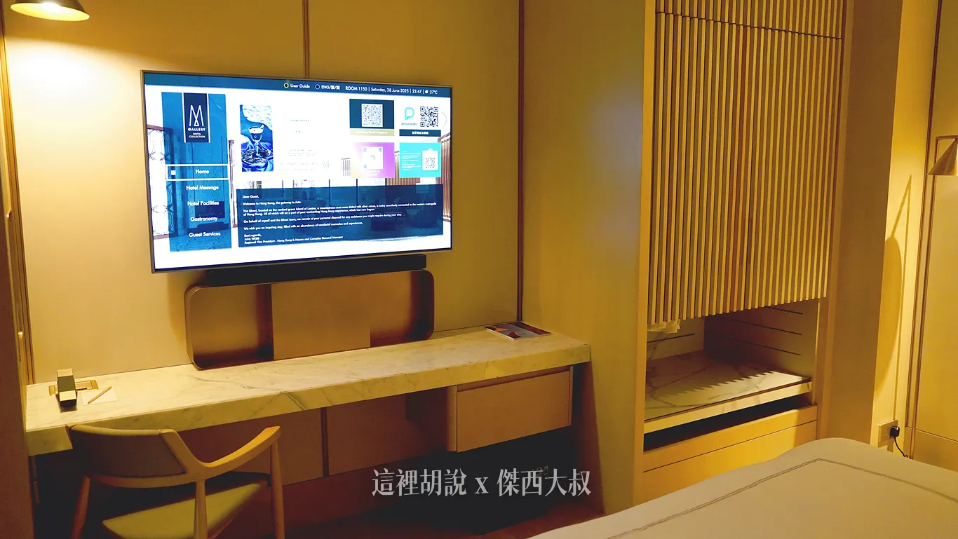傑西有說過我很喜歡這樣一字形的桌面設計，因為可以放很多的東西