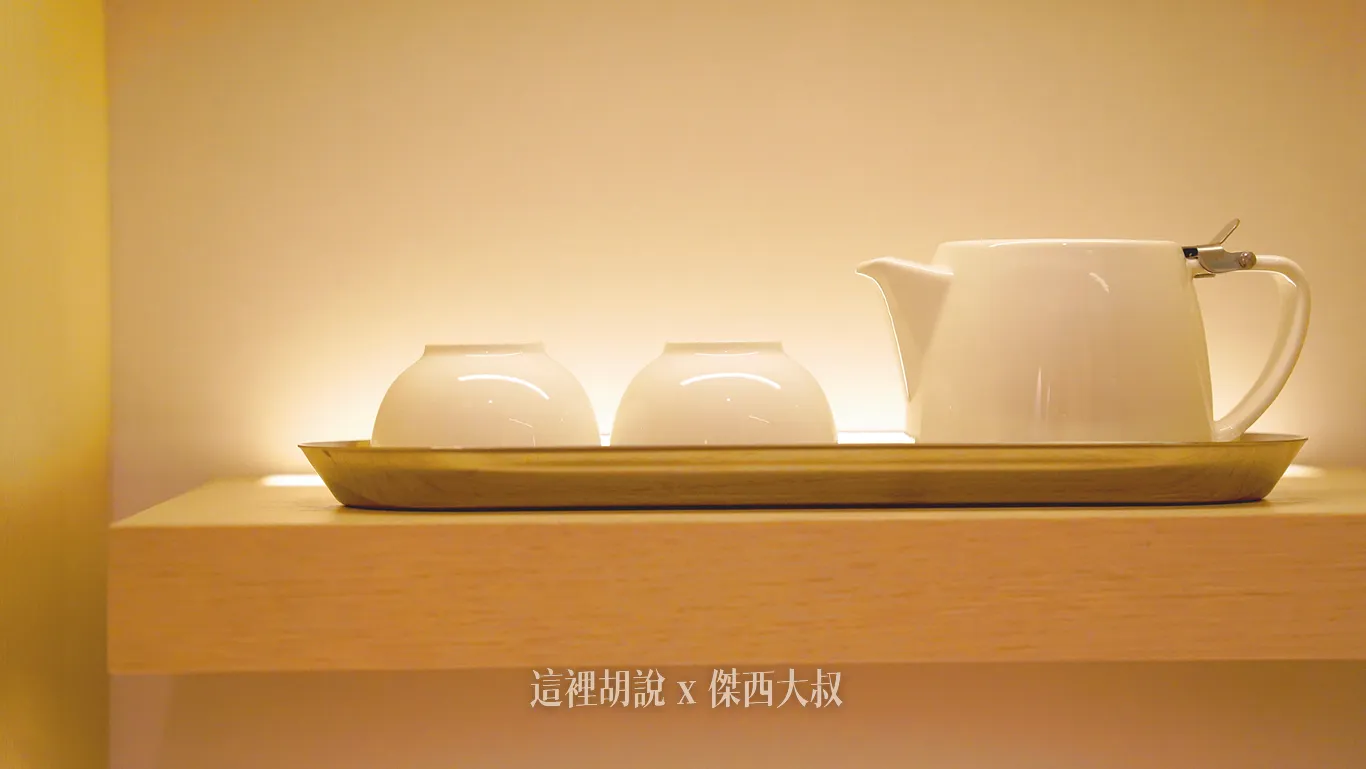 MINIBAR區域也有提供茶壺，蠻呼應香港的飲茶文化