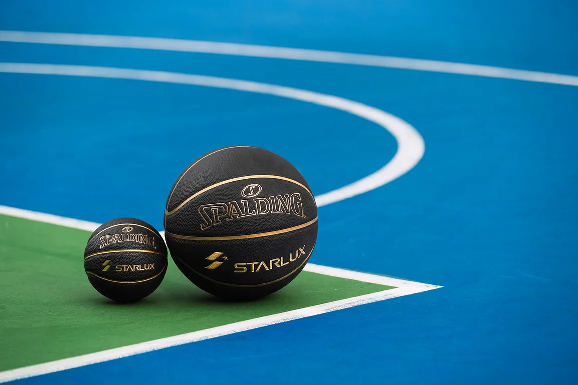 STARLUX × SPALDING 聯名籃球組每組包含一顆標準7號籃球與一顆迷你1號籃球，以「父子球」為概念設計