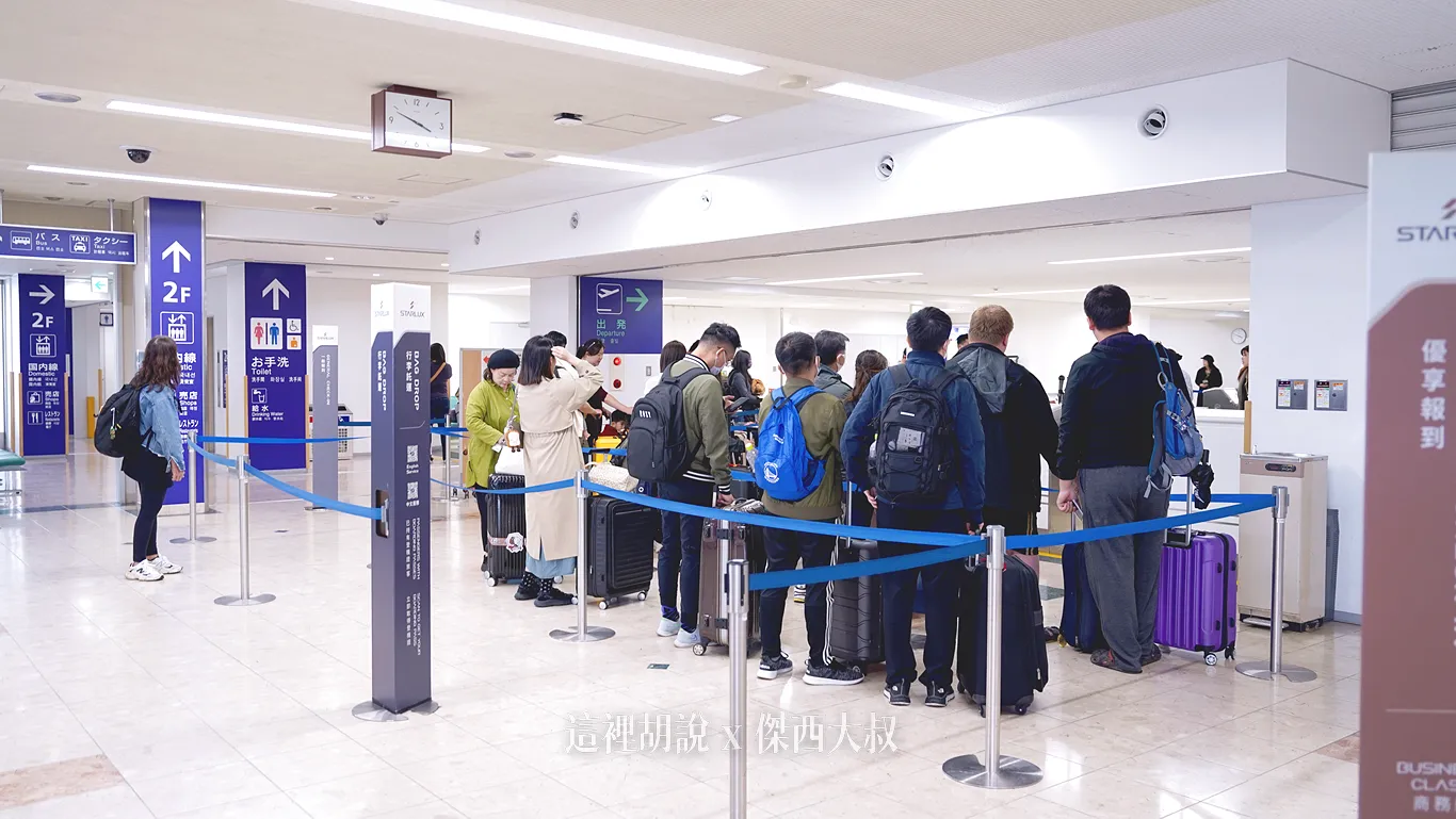 因為國際線可以逛的店面比較少，如果時間可以可以上二樓走去國內線逛街，走過去大概兩分鐘就抵達