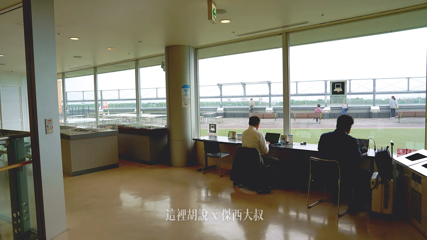 在觀景平台這，還有準備桌椅給需要使用電腦的朋友
