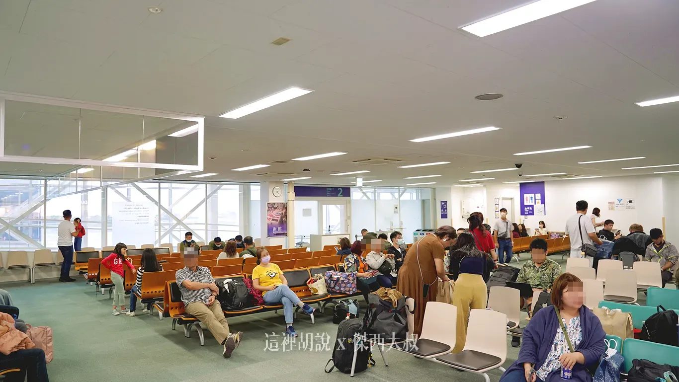 進入到國際線的候機室空間，整體的空間並沒有非常的大，只有一個登機門，空間上主要就是你看到的這個區域