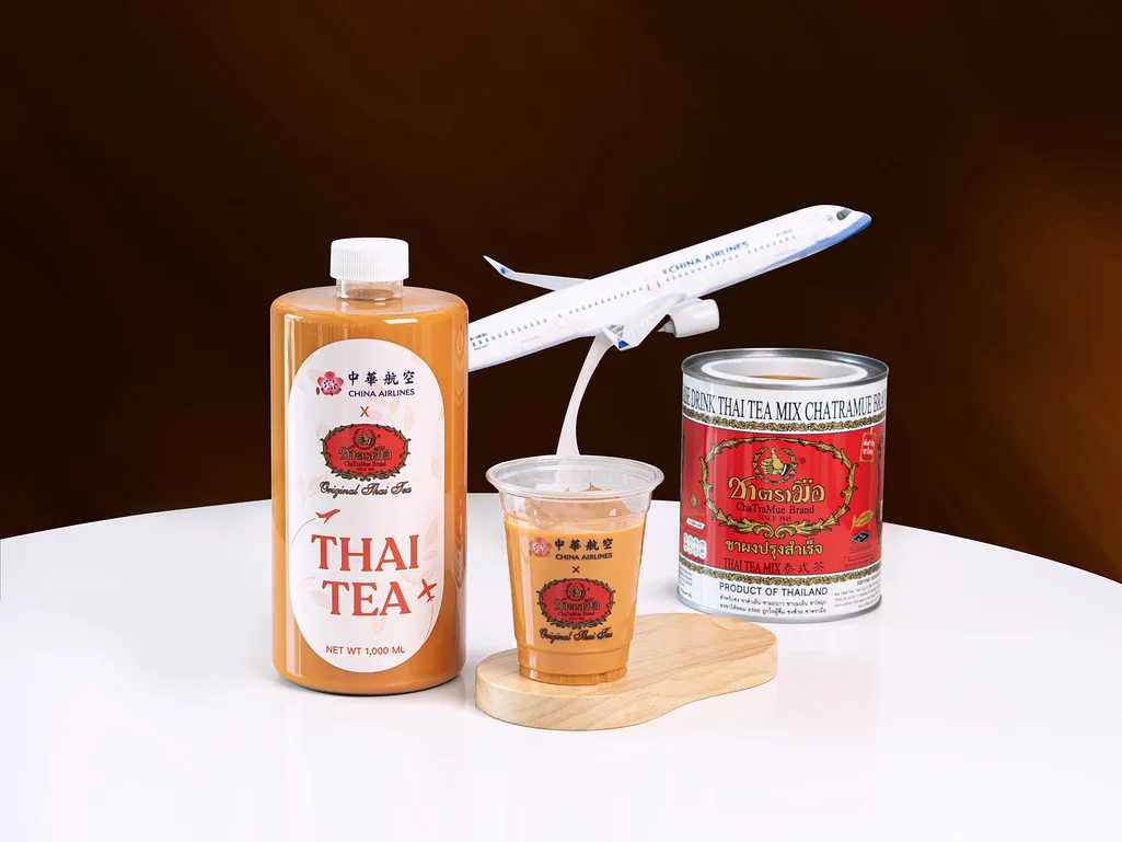 中華航空機首推飲品跨國合作,將泰國國民茶飲品牌 ChaTraMue 的「泰式奶茶 (Thai Tea) 」躍上雲端,8 月 18 日起限定曼谷出發飛往台北及高雄的航班全艙等供應。 中華航空機首推飲品跨國合作,將泰國國民茶飲品牌 ChaTraMue 的「泰式奶茶 (Thai Tea) 」躍上雲端,8 月 18 日起限定曼谷出發飛往台北及高雄的航班全艙等供應。