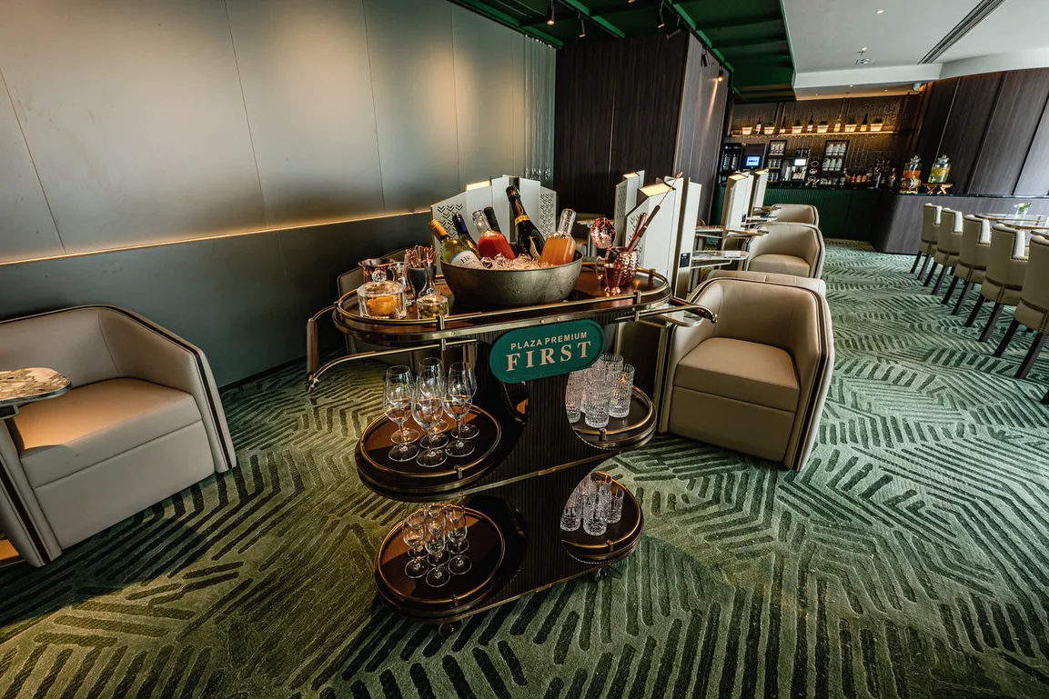 香港國際機場35號登機門 第二間環亞優逸庭貴賓室 (Plaza Premium First) 全新開幕 - 這裡胡說 JL TALKS