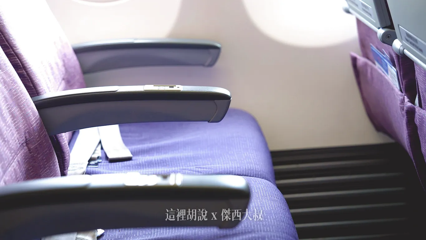 飛機本身沒有個人電視，但是座位之間還是設有公用電視，如果想要收看的話可以透過座位上的耳機收聽共用電視的內容