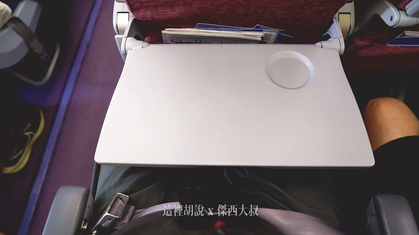 桌子使用的是一片式的設計