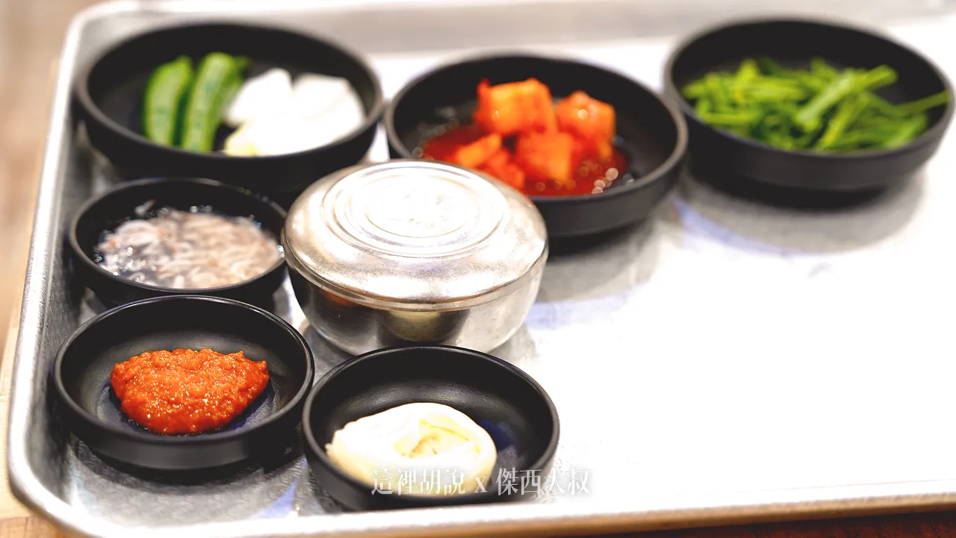 上菜速度非常快中間這一陀是一小陀麵線、有蓋子是白飯