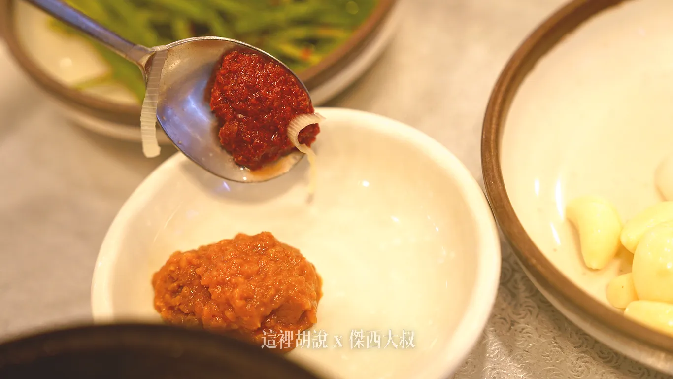 兩個放在一起比較，大家比較可以明確的分的出來黃豆醬跟辣椒醬的差異