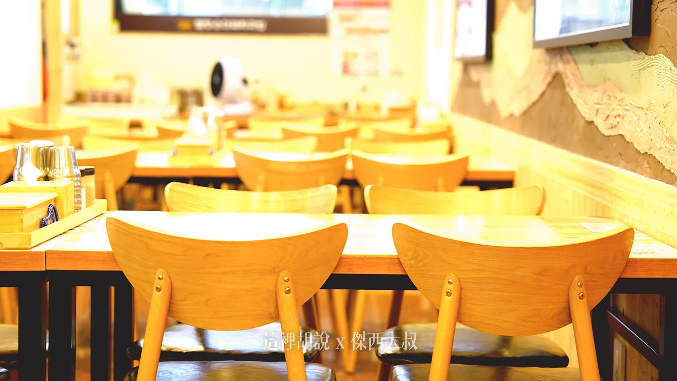 座位都是四人桌組合而成 座位都是四人桌組合而成