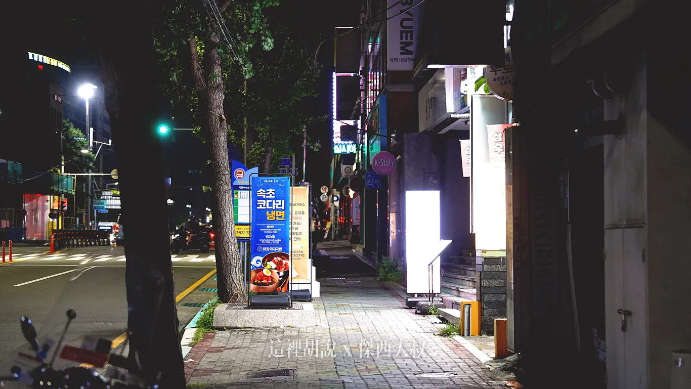 這種開通宵的店面，晚上不知道為何都會習慣把燈光點的特別亮