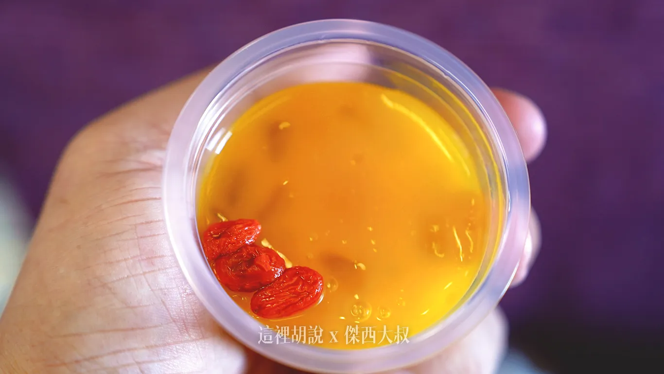 素食餐點搭配的果凍還有枸杞