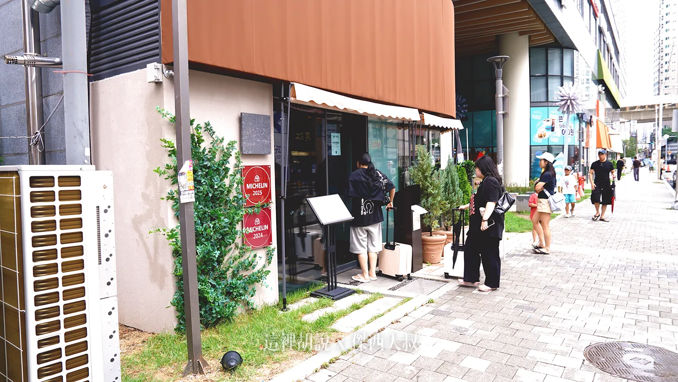 人來人往雖然所在位置距離西面主商店街有點距離 人來人往雖然所在位置距離西面主商店街有點距離