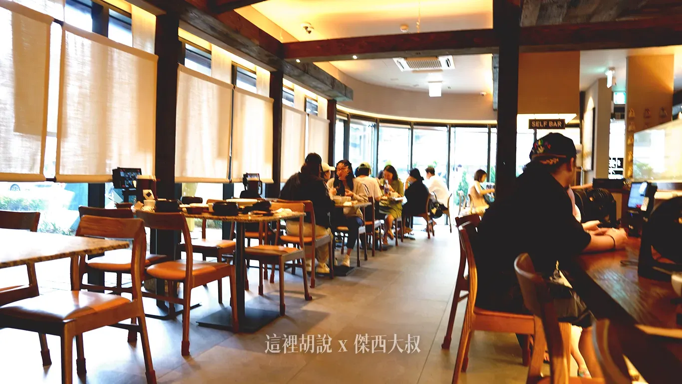 也設有吧台的座位,適合一人用餐 也設有吧台的座位,適合一人用餐