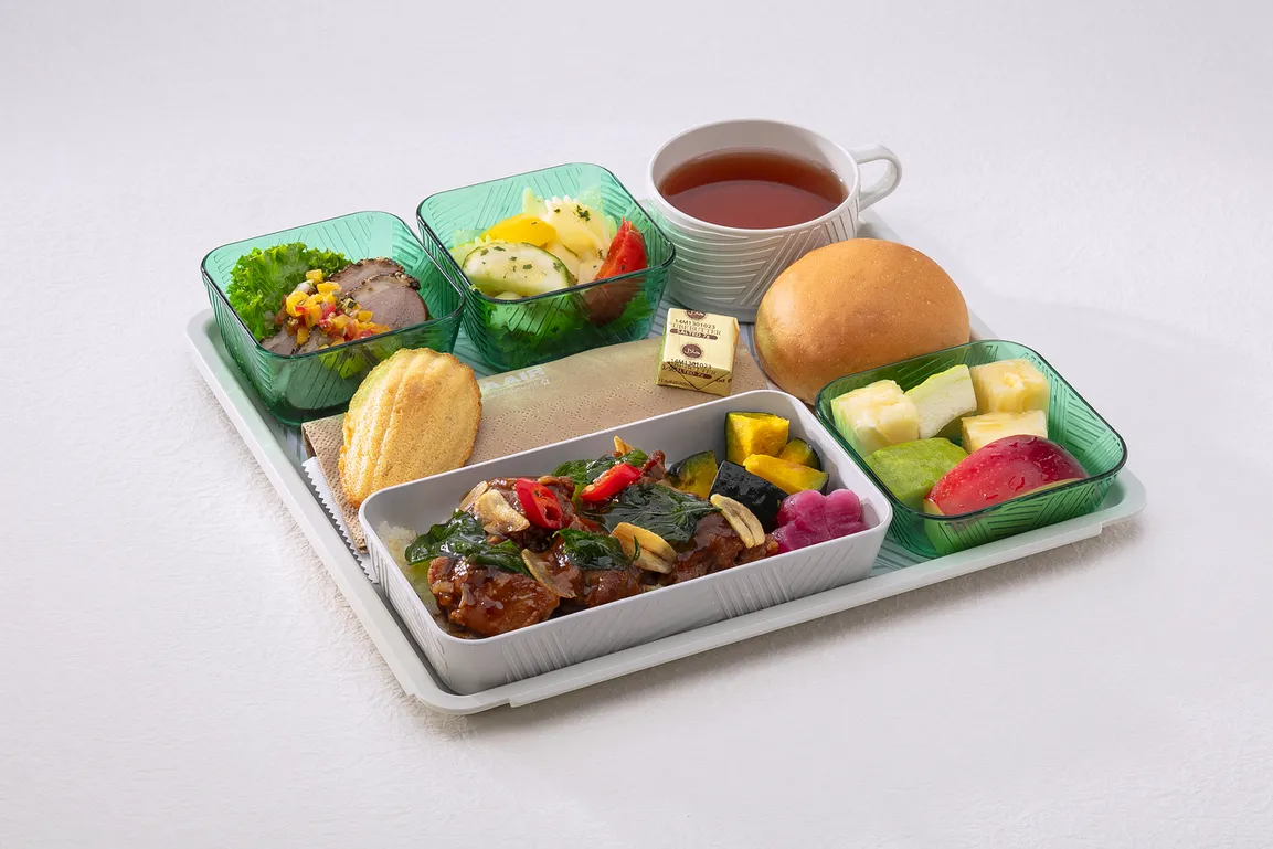 今年榮獲SKYTRAX「全球最佳經濟艙機上餐飲」的經濟艙則專注於「熟悉的風味與在地文化共鳴」,主菜「經典台式三杯醬烤雞佐香蔥飯」承載著台灣家常菜靈魂,以醇厚麻油、醬油與米酒慢火煨煮雞肉,香氣四溢、鹹香層疊,搭配清甜蔥香滲入粒粒分明的白米飯,濃郁口感在唇齒間綿延,喚起無數人對家鄉的溫暖記憶,這不只是一道機上餐,更是一份濃縮的台灣味道,傳遞著文化深度與人情溫度。 今年榮獲SKYTRAX「全球最佳經濟艙機上餐飲」的經濟艙則專注於「熟悉的風味與在地文化共鳴」,主菜「經典台式三杯醬烤雞佐香蔥飯」承載著台灣家常菜靈魂,以醇厚麻油、醬油與米酒慢火煨煮雞肉,香氣四溢、鹹香層疊,搭配清甜蔥香滲入粒粒分明的白米飯,濃郁口感在唇齒間綿延,喚起無數人對家鄉的溫暖記憶,這不只是一道機上餐,更是一份濃縮的台灣味道,傳遞著文化深度與人情溫度。