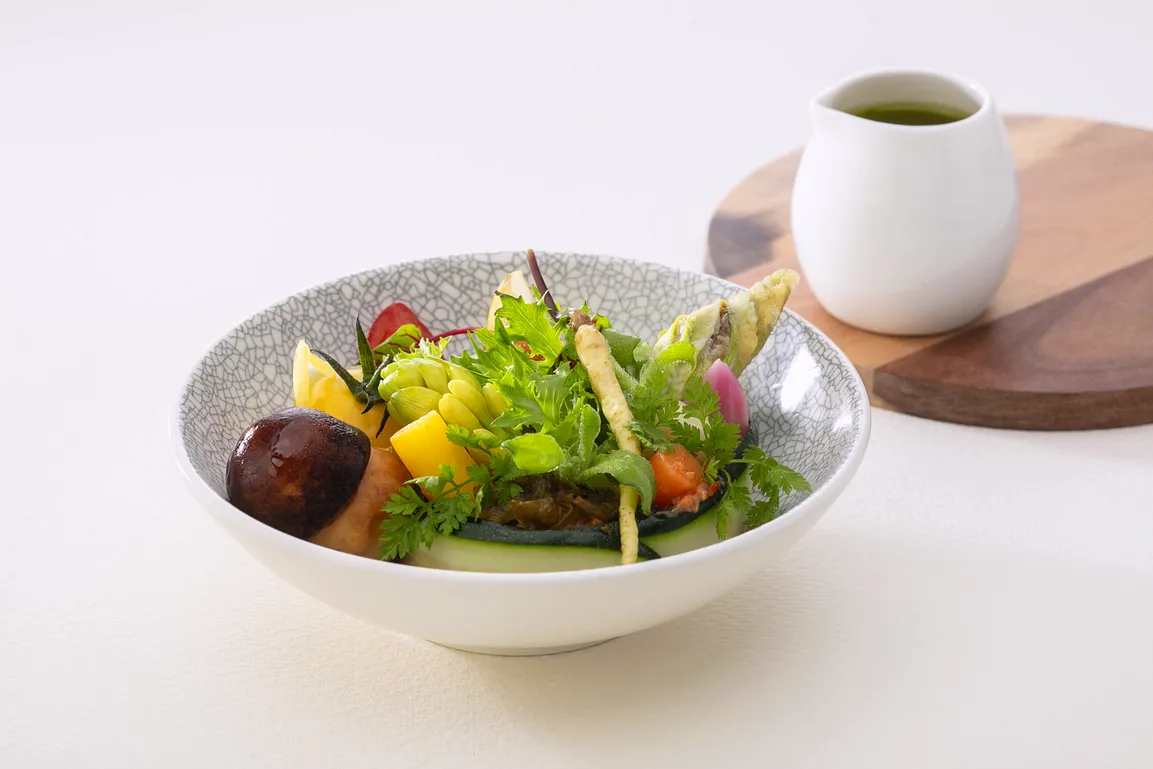 西式套餐中的沙拉「紅椒核桃泥野蔬塔佐植養嫩菜苗及溫九層塔油醋」,嚴選具在地特色的根莖蔬菜與蕈菇,如冰花、香檳茸、月光花朵、雨來菇等構成層次豐富的野蔬塔,以紅椒慕斯為底,鋪陳多樣時蔬,展現繽紛色彩與自然清爽風味,搭配鮮嫩菜苗與溫潤的九層塔油醋醬,跳脫傳統生菜沙拉的印象,風味獨具。 西式套餐中的沙拉「紅椒核桃泥野蔬塔佐植養嫩菜苗及溫九層塔油醋」,嚴選具在地特色的根莖蔬菜與蕈菇,如冰花、香檳茸、月光花朵、雨來菇等構成層次豐富的野蔬塔,以紅椒慕斯為底,鋪陳多樣時蔬,展現繽紛色彩與自然清爽風味,搭配鮮嫩菜苗與溫潤的九層塔油醋醬,跳脫傳統生菜沙拉的印象,風味獨具。