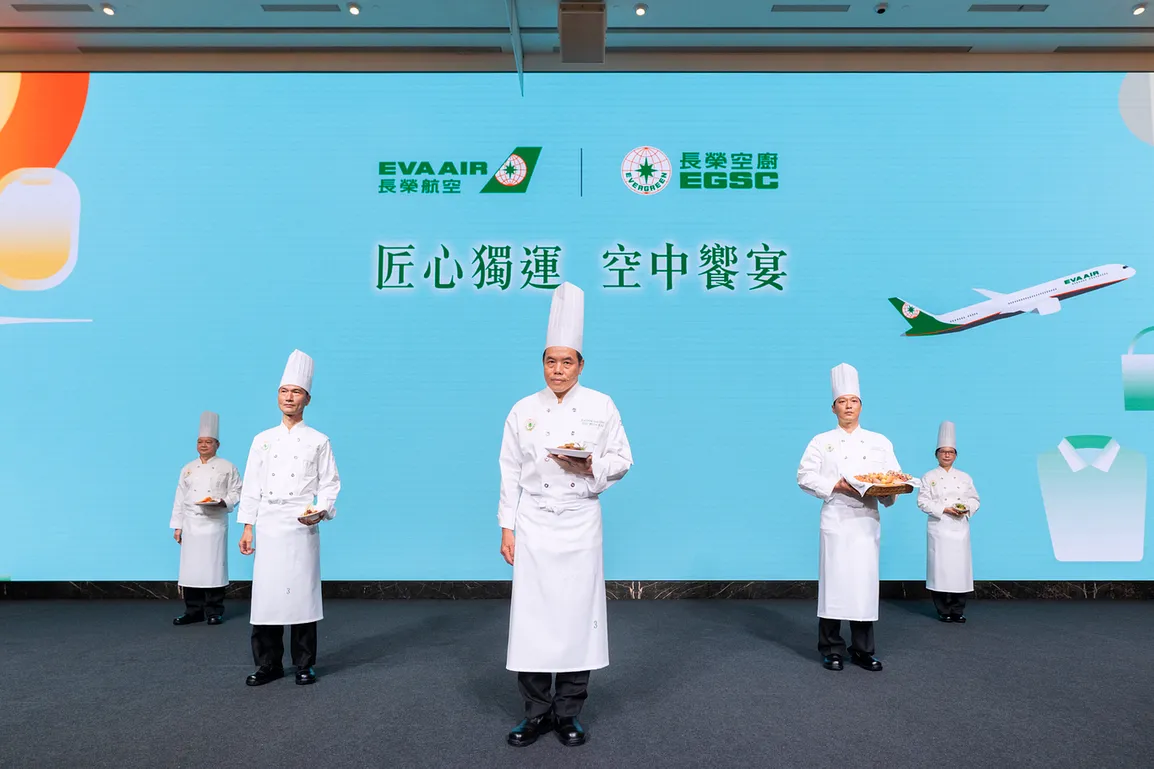 「長榮天際：風格與味蕾的旅行」全新服務用品暨餐點發表會，由長榮空廚蔡淵海行政副主廚(中)帶領劉佳振主廚(左一)、陳國民主廚(左二)、鍾政榮督導(右二)及吳色美主廚(右一)，展示2025年10月1日起由長榮空廚精心設計的桃園—紐約航線全新機上特色餐點。圖片/長榮航空