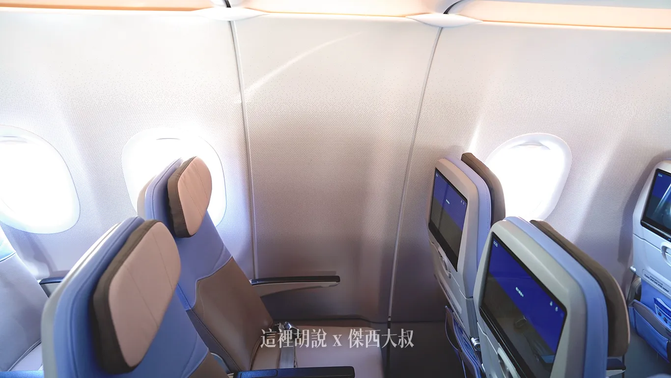 六十排的座位因為空調管線經過的關係，這座位沒有窗戶圖片為60A座位