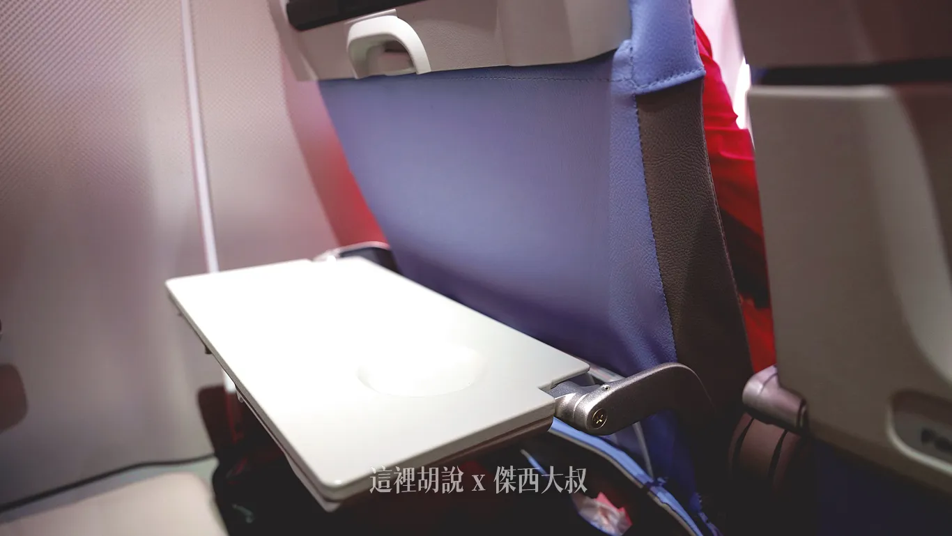 桌子選擇使用一片式的設計