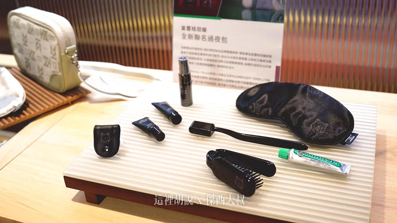 過夜包內容物：照片左方為整線夾可以收納耳機或者充電線。