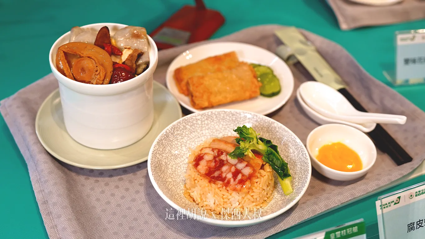 一大早喝上一碗煲湯，是港式早餐的精髓。港式煲湯、叉燒臘腸煲飯、腐皮蝦捲