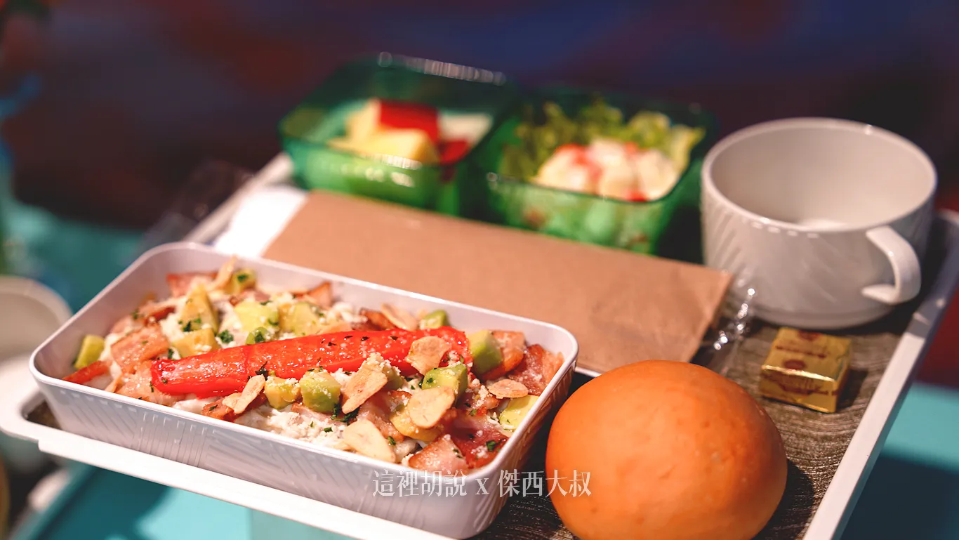 經濟艙：美式奶油蘑菇義大利麵佐蟹肉棒