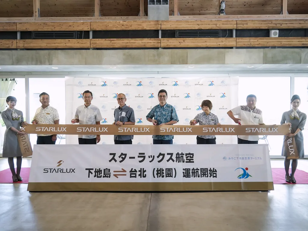 下地島機場亦舉行盛大的首航剪綵儀式，由左至右為宮古島商工會議所根路銘康文會長、下地島機場鶴見弘一社長、宮古島市嘉數登市長、星宇航空翟健華執行長、沖繩縣宮古辦事處川上睦子所長、宮古島觀光協會石原雄副會長。