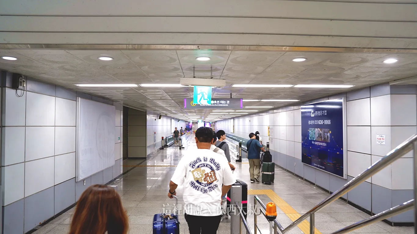下樓之後需要往前走一小段路