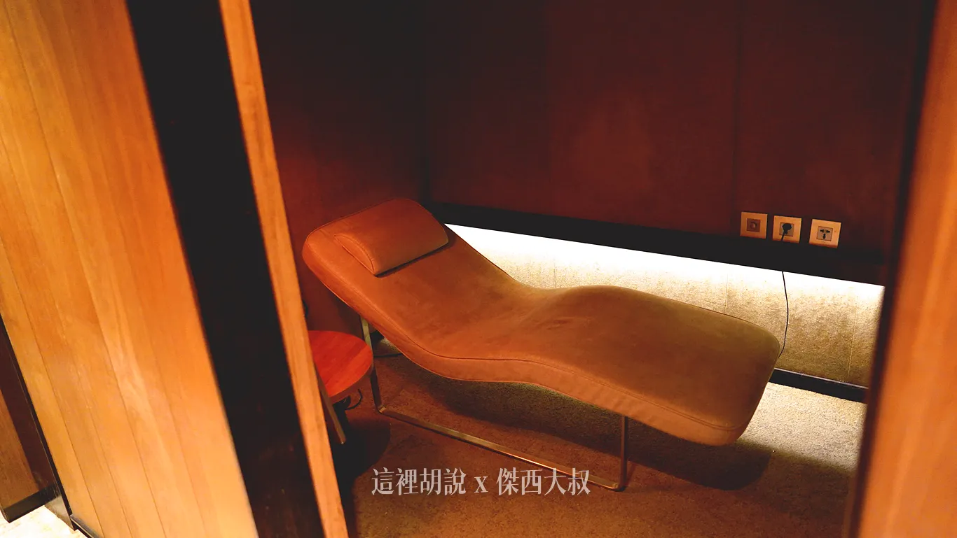 有兩間睡眠室提供給旅客休息