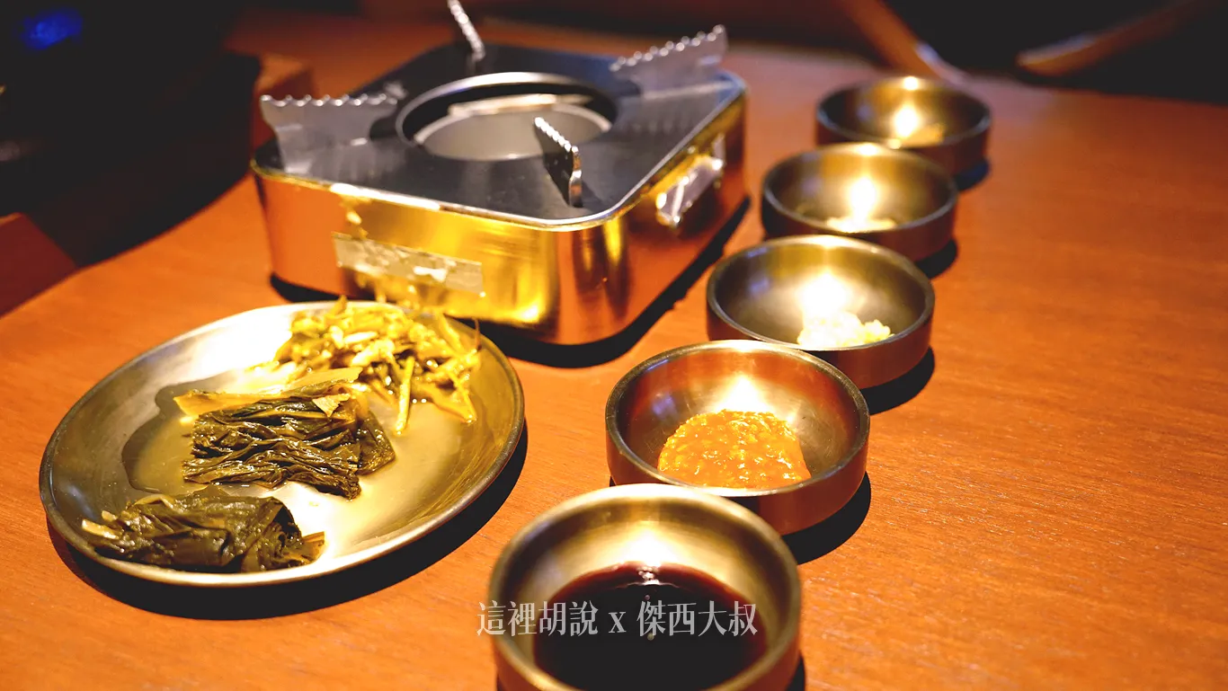 點好菜就直接送上這整排的小菜