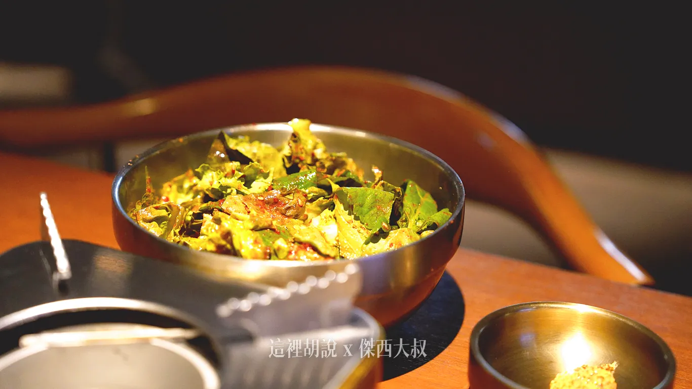 重點是這生菜，已經提前拌好，這整盆我有把他吃完，因為單吃也很好吃