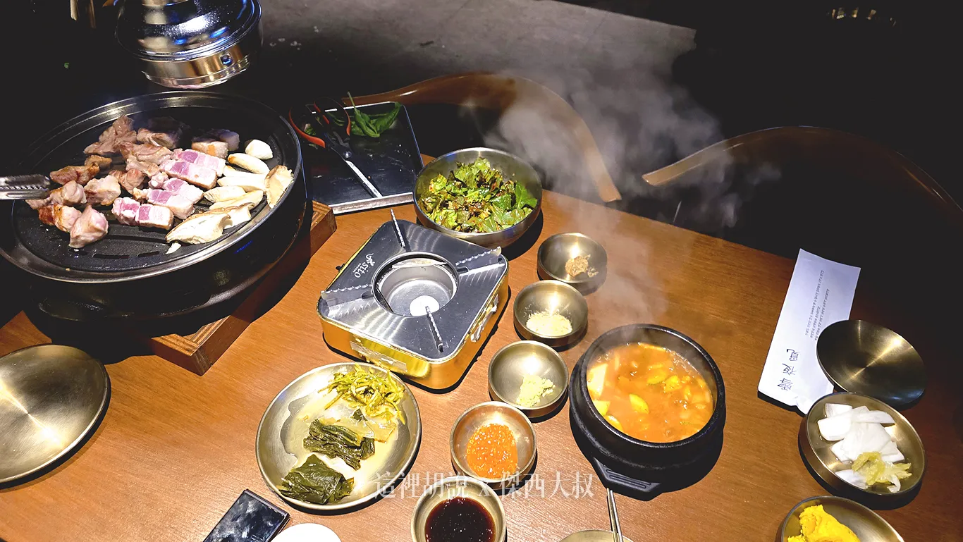 整個在桌上的陣仗就是長這樣非常的豐盛，傑西也很喜歡他的容器