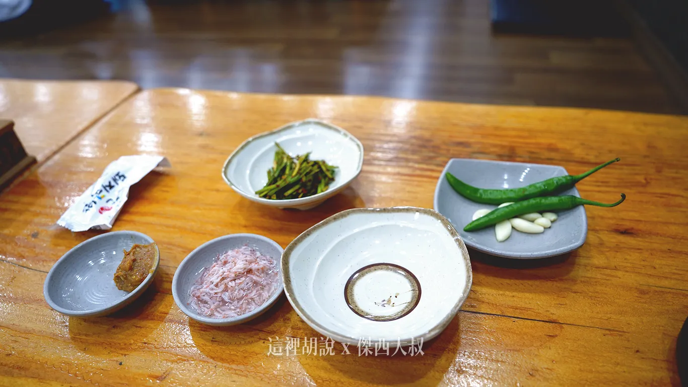 一開始上菜的時候會給你蝦醬、韭菜、辣椒蒜頭、還有黃豆醬