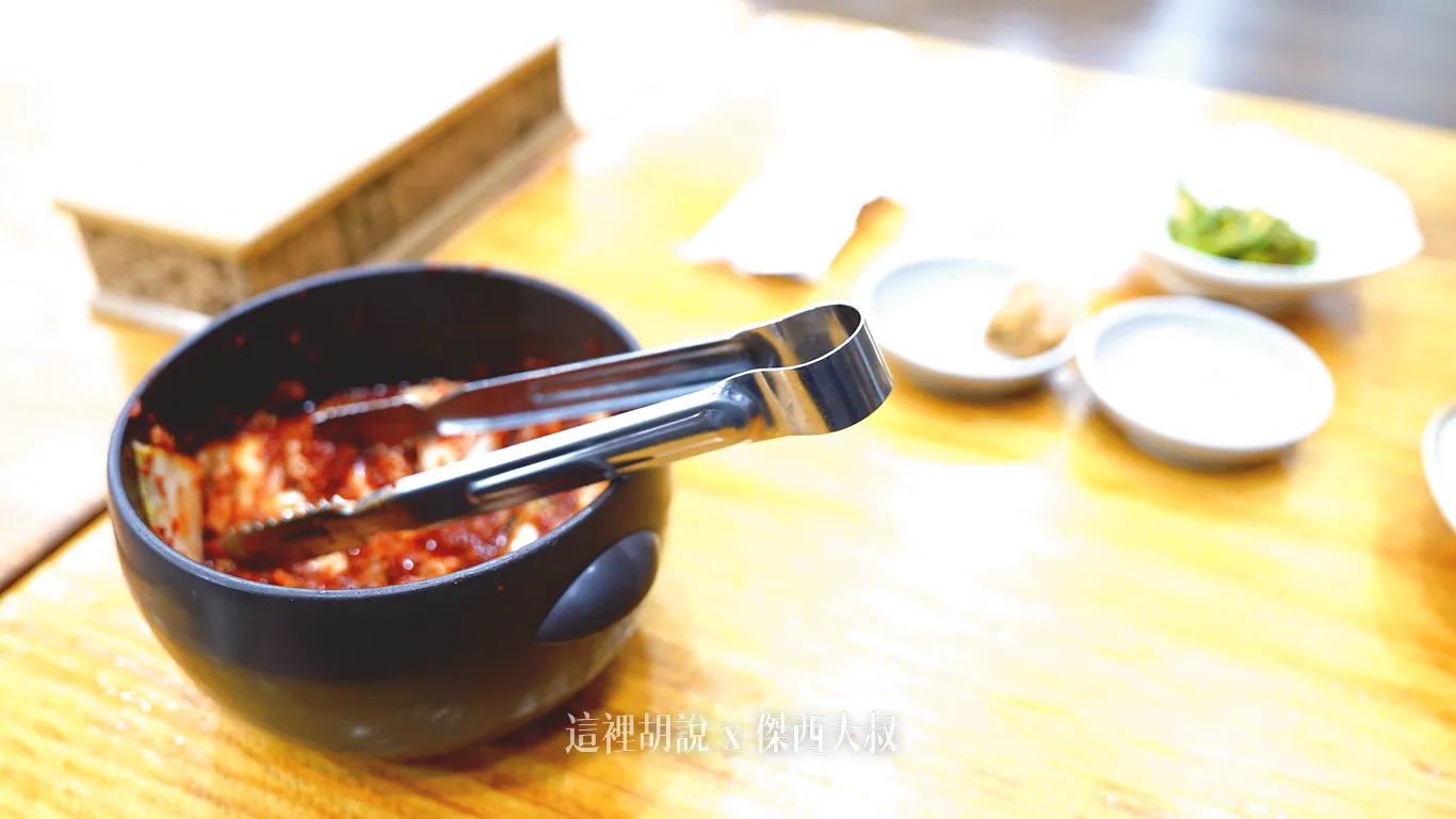 泡菜在桌上