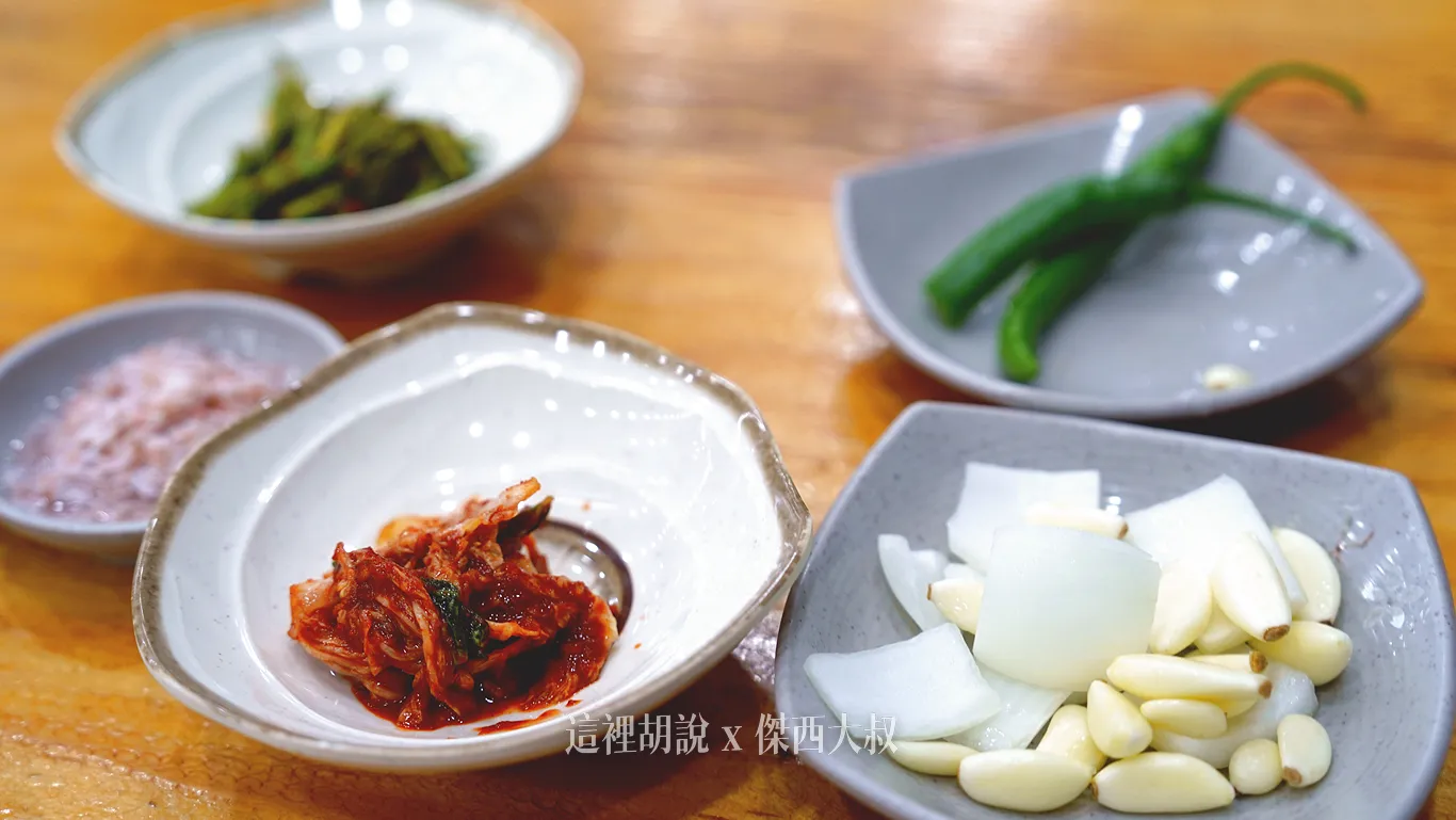 空出來的碟子就是裝泡菜用的