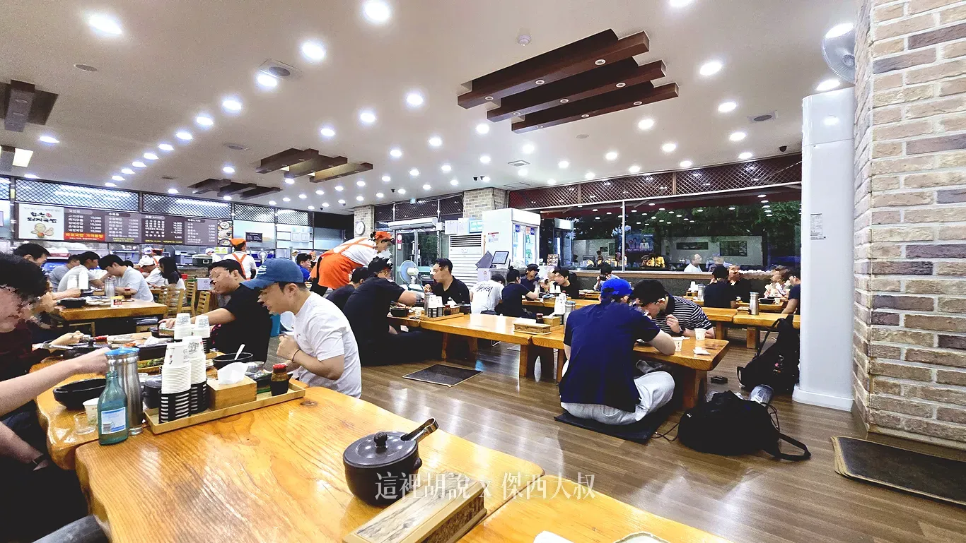跟姨母打個招呼就可以找一個空位自己入座。韓國人吃飯以及整理速度非常快